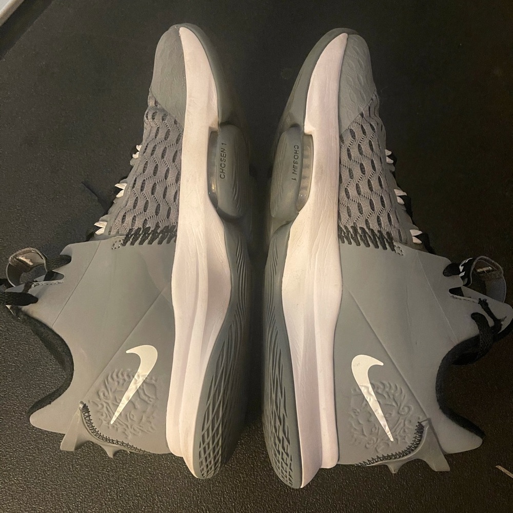 Lebron basketball shoes